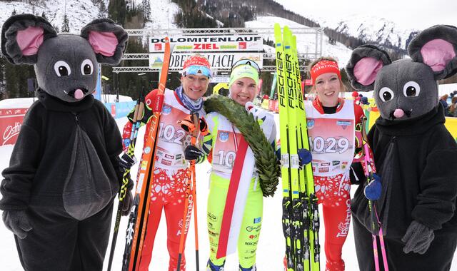 Die schnellsten 3 Damen über 42km: Oona Kettunen (FIN), Heli Heimkamen (FIN) und Anna Schmidhofer (AUT). | Foto: Expa Pictures