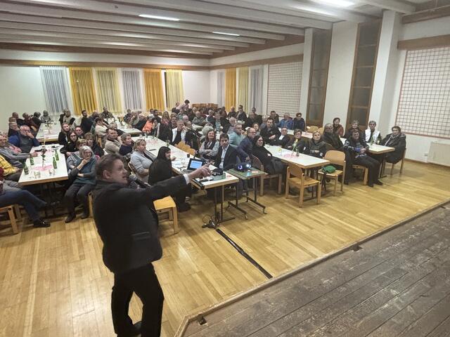 Einige Interessierte waren bei der Bürgerversammlung vor Ort. Bürgermeister Gerhardt Altziebler führte durch den Abend.  | Foto: MeinBezirk.at