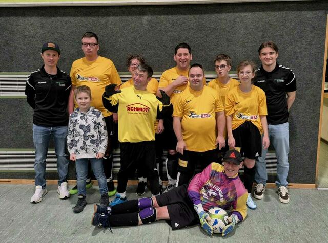 Acht Mannschaften nahmen am Hallenturnier in Braunau teil. Die Rieder Fußballer freuten sich über Platz fünf.  | Foto: Lebenshilfe OÖ