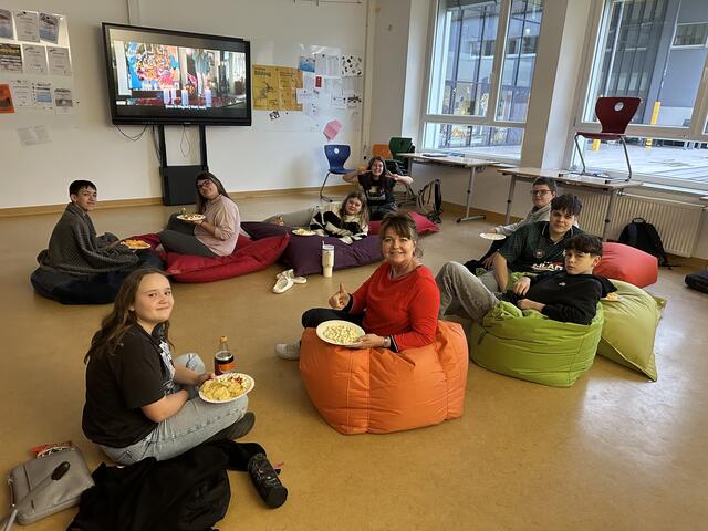 Bei einer romantischen Komödie in Originalfassung wurden die Sprachkenntnisse vertieft. | Foto: Sport/Mittelschule St. Valentin