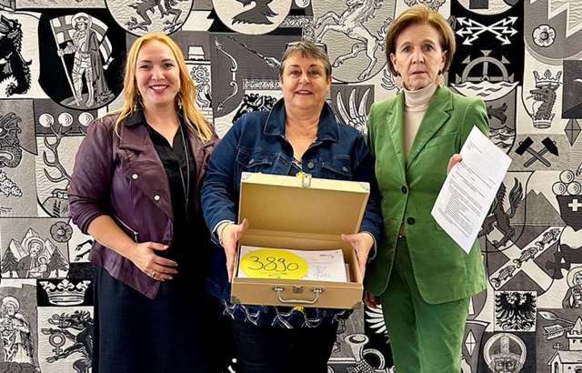 Die SPÖ kämpft für eine bessere Unterstützung von pflegenden Angehörigen in Salzburg. Sie haben eine Petition mit 4.000 Unterschriften eingereicht, die eine Anstellung dieser Pflegepersonen beim Land vorsieht. Im Bild v. l.: Landtagsabgeordnete B. Thöny, pflegende Angehörige C. Hemetsberger-Wasserbauer, Landtags-Präsidentin B. Pallauf | Foto: SPÖ