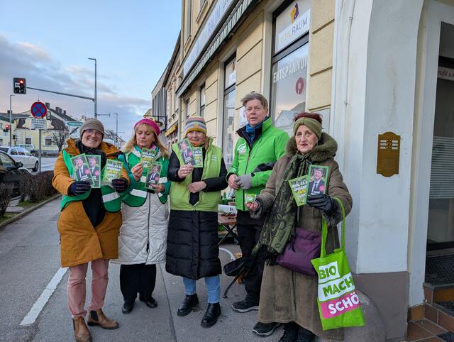 Am Foto das Team mit Obmann René Zehner bei eisiger Kälte am Hauptplatz in Langenzersdorf | Foto: Grüne Langenzersdorf