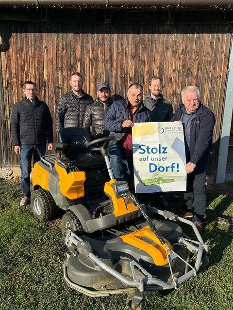  Mitglieder des Verschönerungsvereins Salingbach mit dem neuen Mähtraktor: Thomas Ruß, Obmann Markus Rabl, Michael Hipp, Josef Kalch, Harald Krapfenbauer und Josef Bauer. | Foto: VV Salingbach