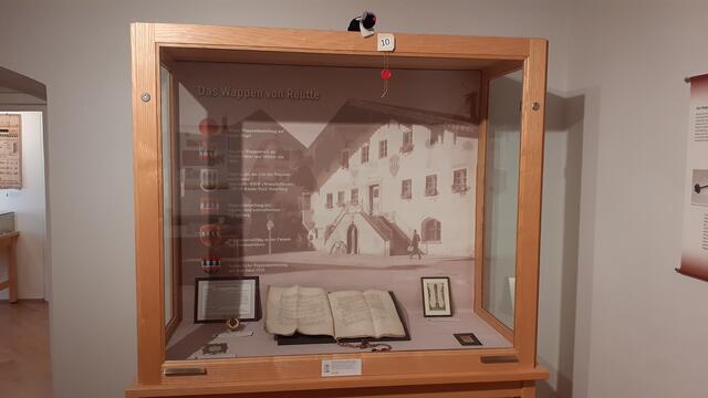 Sogar auf den Vitrinen sitzen die Mäuse um Fragen zu stellen.