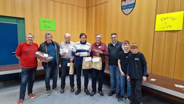 Die Top-3 beim 2-er Schnapsen: Labosa Alfred, Luckner Hubert und Kaiser Josef gemeinsam mit den HauptorganisatorenThomas Tschernitz und René Walitsch sowie den Jungmusikern Jakob und Paul. | Foto: MV Kaindorf