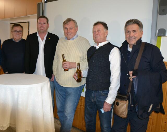 Fußballlegenden Alfred Drabits (Austria Wien), Gemeinderat Bernhard Kimeswenger, Karl Daxbacher (Austria Wien), Wolfgang Kienast (Rapid Wien) und Kral Brauneder (Rapid Wien) kamen bei den Fußballerparodien auf ihre Kosten | Foto: A. Fritsch