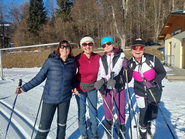 Die Goldegger Loipe, die rund um den See führt, ist sehr beliebt. Diese vier Damen reisten extra aus Großarl an. | Foto: Nicole Hettegger