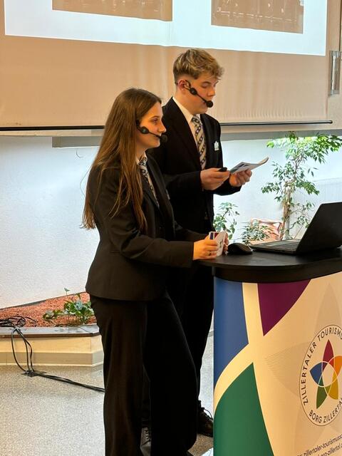 Die Schule wurde von den Schülerinnen und Schülern vorgestellt.  | Foto: ZTS