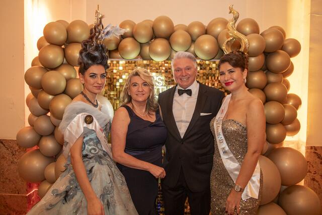 Gabi und Robert Schwenk laden zu einem Abend voller Eleganz, Prunk und Entertainment in der Ballnacht der Friseure.
 | Foto: Jürgen Hammerschmid