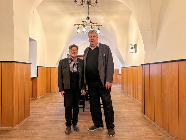 v.l.n.r.: Bürgermeisterin Josefa Geiger, Patrick Daniels | Foto: Marktgemeinde Sieghartskirchen,