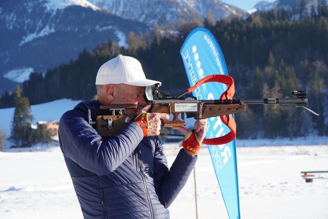 Der ehemalige Profi-Biathlet Ernst Reiter zeigt bei der neuen Biathlon-Anlage in Goldegg, wie das Schießen mit dem Laser-Gewehr funktioniert. | Foto: Nicole Hettegger