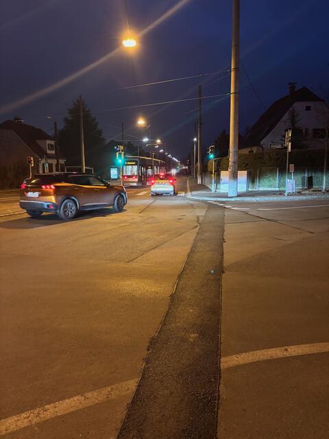 Der Ausstieg aus der Straßenbahn befindet sich auf der Straße, direkt davor zeigt eine Ampel dem Autoverkehr "grün". 
 | Foto: MeinBezirk