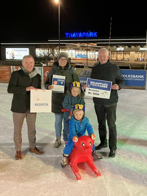 Bereits Ende Dezember 2024 konnte der 5.000ste Besucher des Eislaufplatzes Thayaland in Waidhofen willkommen geheißen werden. | Foto: Stadtgemeinde Waidhofen