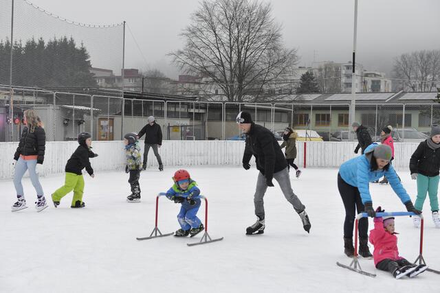 Eislaufen im Eisstadion Murinsel | Foto: Bruck/Pashkovskaya