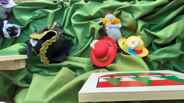 Die Mäuse warten unter dem Reuttener Wappen im Schaufenster auf kleine Besucher.