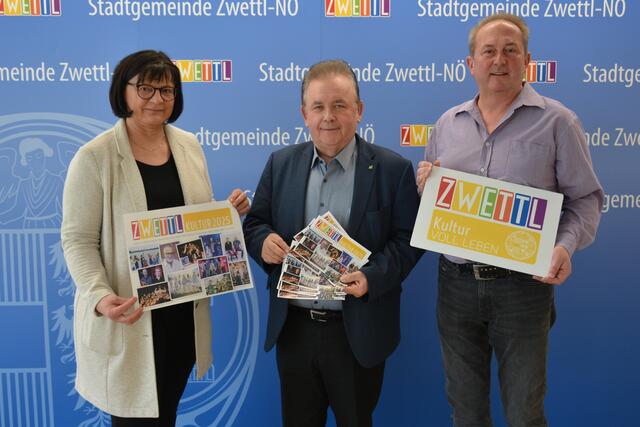 Bürgermeister Franz Mold mit Vizebürgermeisterin Andrea Wiesmüller und Johann Bauer bei der Präsentation der Kulturbroschüre für das erste Halbjahr 2025. | Foto: Stadtgemeinde Zwettl