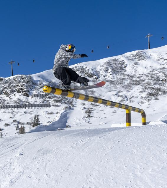 Die besten Snowboard Freestyler kommen in den Pongau. (Hier: Leon Vockensperger) | Foto: Markus Fischer - Absolut Park