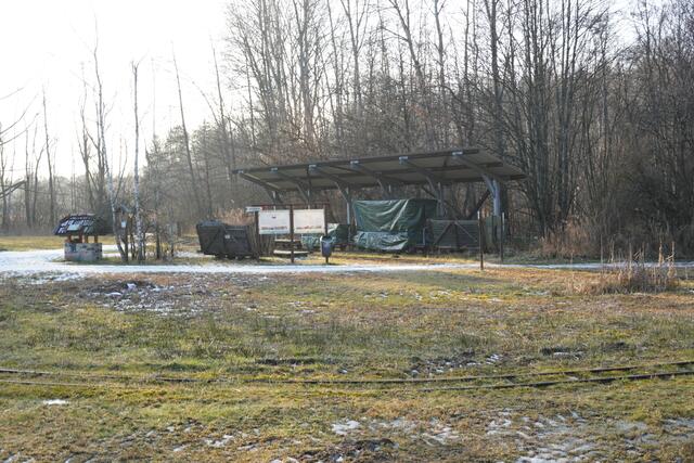 Auf diesem Areal in Bürmoos kann man einiges über die Geschichte von der Torfstecherei in Bürmoos lernen. Im Hintergrund sieht man die Schienen der Bockerlbahn. Die Bockerlbahn in Bürmoos ist ein Relikt aus vergangenen Zeiten und ein Zeugnis der Industriegeschichte dieser Region | Foto: Emanuel Hasenauer