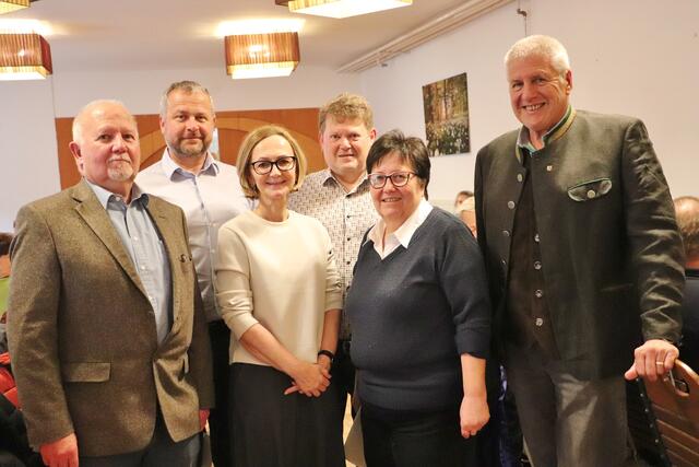 Josef Greiner (li), Günter und Helga Bauer vom PVÖ-Fernitz-Vorstand mit Bgm. Robert Tulnik sowie Manuela Kunst und Günther Bauer vom PVÖ Land und Bezirk.  | Foto: Edith Ertl