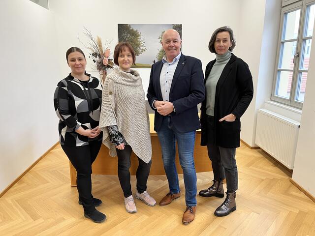 Erfolgreiche Bilanz: Standesamtsverband-Mitarbeiterin Mirna Krapfl, Verbands-Leiterin Julia Fleck, Bürgermeister und Verbands-Obmann Georg Rosner, Mitarbeiterin Karin Tomisser | Foto: Stadtgemeinde Oberwart