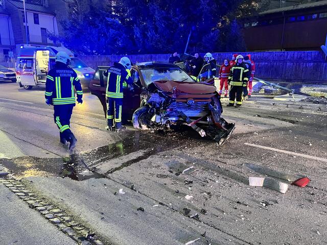 Der Pkw krachte in eine Grundstücksmauer, eine Straßenlaterne und einen Stromkasten. | Foto: FF Kierling