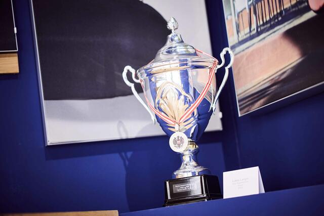 Im Geschäft sind Pokale von Lukas Langer ausgestellt.  | Foto: PP sports