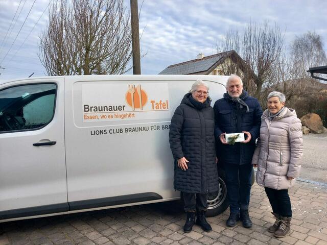 Spendenübergabe der Caritas Mining durch Elisabeth Gradinger (1. v. r.) und Heidi Schwendtner an Konrad Prommegger, Obmann der Braunauer Tafel. | Foto: Tafel Braunau