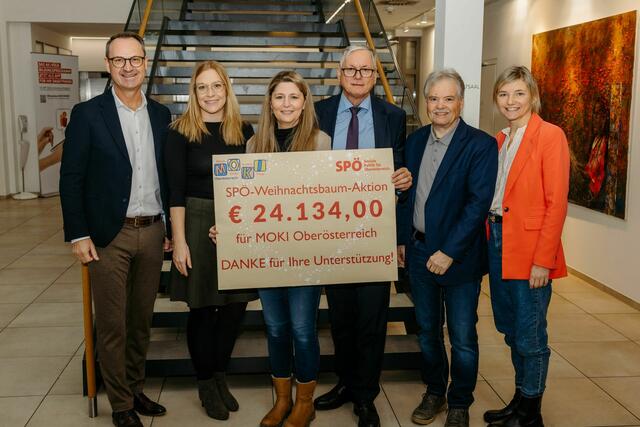 Die Scheckübergabe erfolgte im Rahmen eines Treffens zwischen der Vorsitzenden von Moki OÖ Heike Schwaiger und vielen VertreterInnen der SPÖ, allen voran Initiator Bundesrat Dominik Reisinger, Landesparteivorsitzender Alois Stöger und Initiatorin Sabine Schwandner. | Foto: SPÖ OÖ