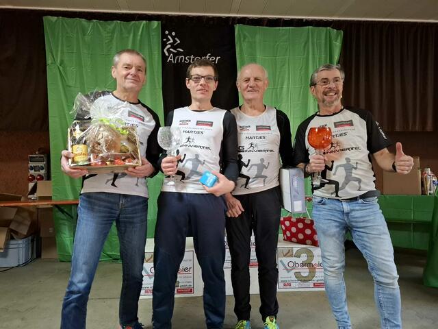 Im Rahmen des Crosslaufs in Arnstorf wurden auch jene Läuferinnen und Läufer geehrt, die beim Grenzland-Laufcup 2024 erfolgreich waren. | Foto: LG Innviertel