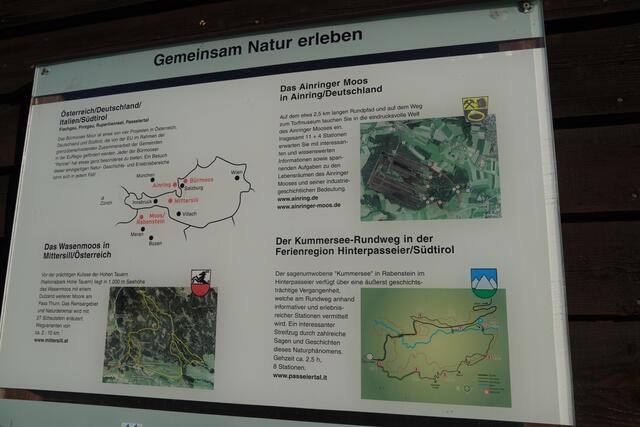 Schautafeln entlang des Moorerlebnisweges in Bürmoos. | Foto: Emanuel Hasenauer