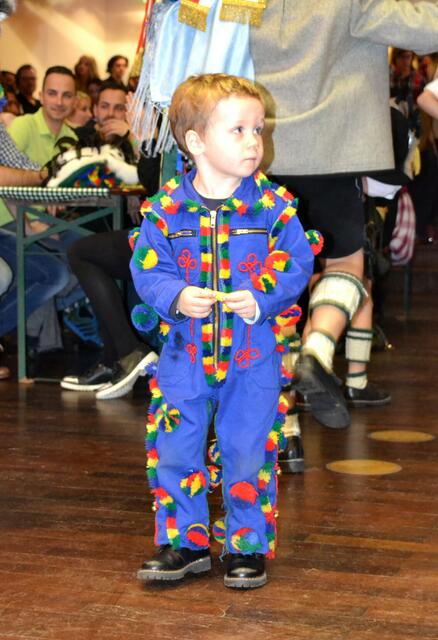 Die Herzen im Sturm eroberten die Höttinger Jungmuller im Rahmen des Höttinger Mullerschaug'ns. Mit dabei waren auch schon ganz junge Jungmuller.