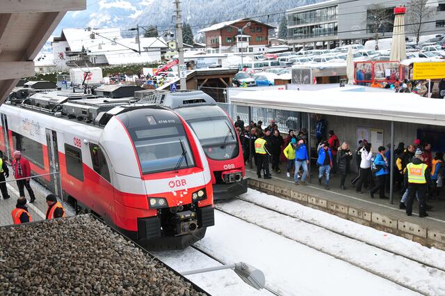 Die Haltestelle Kitzbühel Hahnenkamm wird an diesem Wochenende zum alpinen „Weltcup-Hauptbahnhof“.  | Foto: ÖBB/Holleis