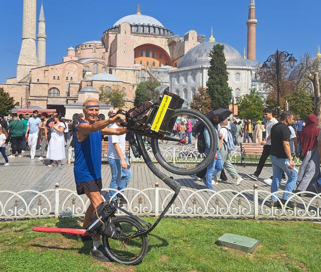 Lilienfeld ist Heimat besonderer Menschen, wie Martin Müller, der mit dem Tretroller nach Bangkok fuhr.
 | Foto: Martin Müller