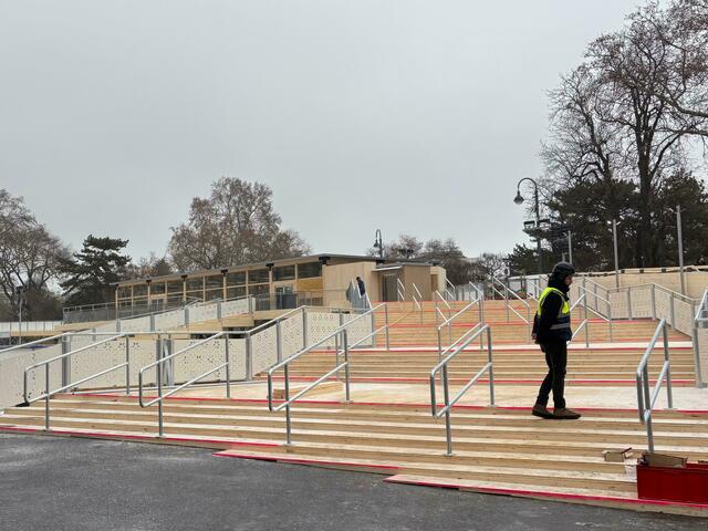 Über diese große Treppe an der Ecke Lichtenfelsgasse/Rathausplatz erreicht man die Indoorgastronomie.  | Foto: Vanessa Zrzavy/MeinBezirk