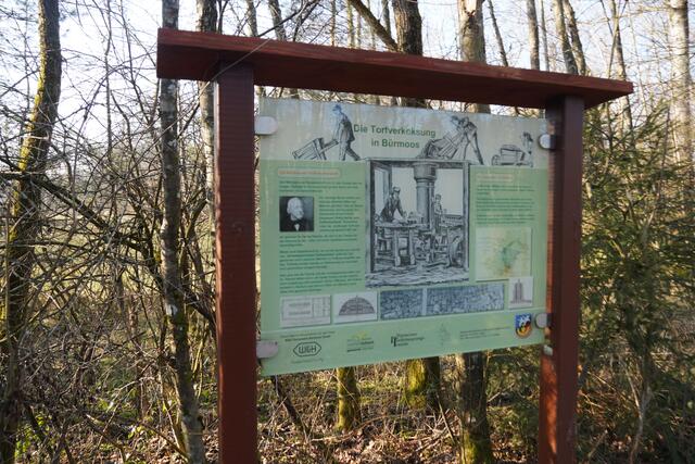 Eine Schautafel zum Thema Torfproduktion in Bürmoos entlang des Moorerlebnisweges. | Foto: Emanuel Hasenauer