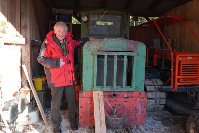 Reinhard Kaiser führte durch das Areal rund um die Schutzhütte. Bis zum Jahr 2000 wurde im Bürmooser Moor Torf abgebaut. Mithilfe dieser Loks wurde der Torf nach Zehmemoos gebracht. | Foto: Emanuel Hasenauer