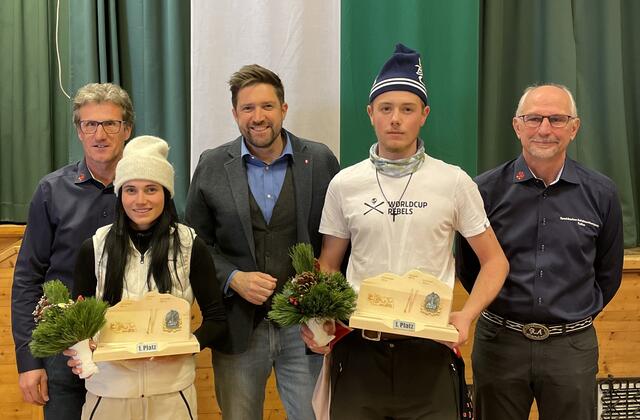 Die Tagessieger Theresa Monz (Stumm/Stummerberg) und Christoph Eberharter (Finkenberg) mit dem Obmann der SK Tulfes Manfred Arnold, Hauptmann Richard Angerer und Landeskommandant Mjr. Thomas Saurer | Foto: BTSK / SK Tulfes