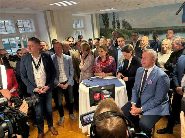 Auch Herbert Kickl begrüßt die Wahlergebnisse der FPÖ im Burgenland und dankt der Bevölkerung.  | Foto: Stefan Schneider