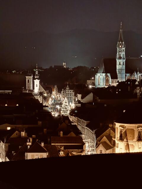 Viele Steyrer beteiligten sich an einem Advent-Gewinnspiel der Stadt und schickten ihre schönsten Adventmomente. Von Sandra Kleemayr stammt diese Aufnahme des stimmungsvoll beleuchteten Stadtplatzes.
 | Foto: Sandra Kleemayr 