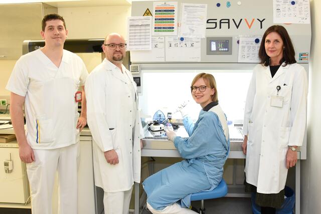 Stefan Schmid, BSc (BMA Institut für Pathologie), Mate Trogrlic (Leiter des Instituts für Nuklearmedizin), Victoria Rohrböck (BMA Institut für Pathologie) und Gabriele Benetka (Leiterin des Instituts für Klinische Pathologie und Molekularpathologie). | Foto: Landesklinikum Horn