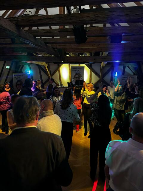Musik aus den 70er, 80er und 90er. Genau das war das Motto beim Discofieber in Stockerau. Songs, die so gut wie jeder kennt und sein Tanzbein dazu schwingen lassen kann. | Foto: Volkspartei Stockerau