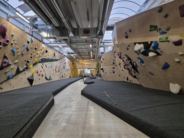 Eine der langen Wände in der Halle ist auf "Wettkampfhöhe". Das bedeutet, dass sie 4,5 Meter hoch ist. | Foto: Michael Marbacher / MeinBezirk