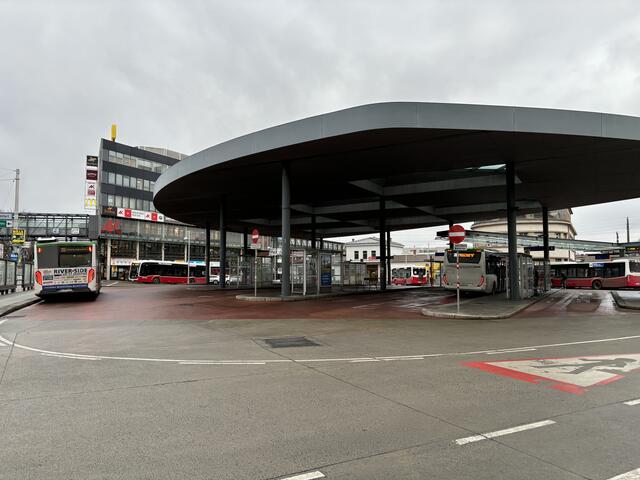 Der Liesinger Platz ist eine wichtige Drehscheibe für den öffentlichen Verkehr im 23. Bezirk. | Foto: Lisa Kammann/MeinBezirk