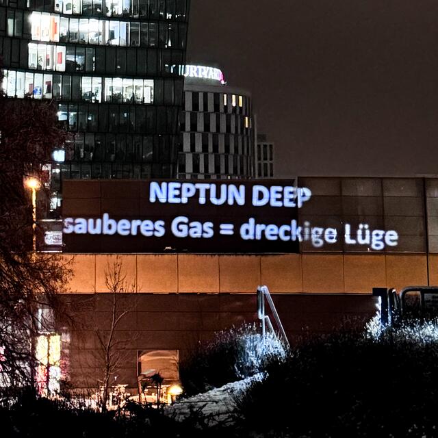 Vor der OMV-Zentrale in der Leopoldstadt wurde eine Botschaft gegen das Gasförderprojekt "Neptun Deep" projiziert. | Foto: Attac