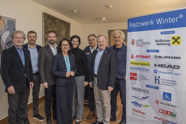 Im Rahmen einer Pressekonferenz des „Netzwerk Winter“ wurde darüber informiert, wie sich die bestehenden Angebote, um die Jugend für das Skifahren zu begeistern, aktuell entwickeln und auch ausgebaut werden. Im Bild v.l.: Franz Schenner, Projektleiter Netzwerk Winter, Josef Pöchtrager, Uniqa Landesdirektor, Landeshauptmann-Stellvertreter Stefan Schnöll, Landesrätin Daniela Gutschi, Veronika Scheffer, Seilbahn Obmann-Stellvertreterin, Gerhard Sint, Obmann der Salzburger Skischulen, Erich Egger, Seilbahn Obmann und Robert Tschaut, Fachinspektor der Bildungsdirektion | Foto: Netzwerk Winter/Neumayr/Leopold