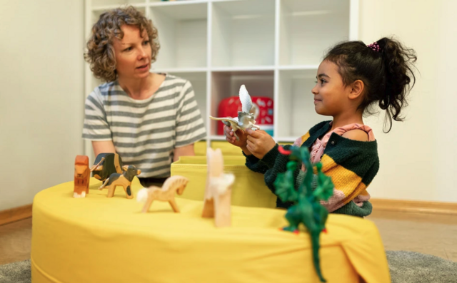 "Ich liebe die stärkende Kombination aus Therapie und Kunstvermittlung", so Kotschnig (li.).  | Foto: Flö - Susanne Kotschnig