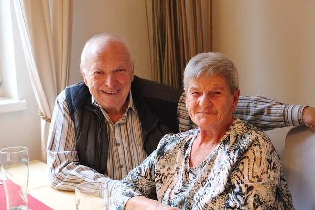 Maria Predikaka leitete vor Günter Bauer viele Jahre den Pensionistenverband Fernitz. Gatte Edi Predikaka ist ein begnadeter Filmemacher. Am Mittwoch, 12. Februar zeigt er ab 14.00 Uhr in der KiWi-Bar Fernitz-Mellach den in bewegten Bildern festgehaltenen Jahresrückblick des PVÖ Fernitz.  | Foto: Edith Ertl