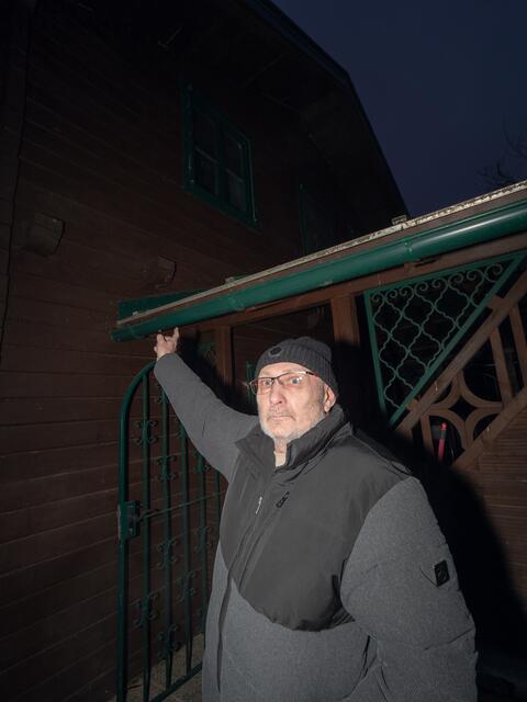 Michael Schüler zeigt zum Fenster über das er von der Feuerwehr gerettet worden ist. | Foto: Santrucek