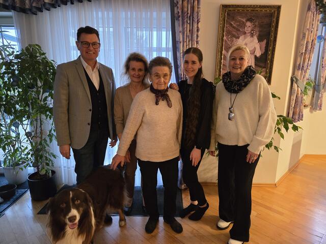 Bürgermeister Erich Trummer, Tochter Gerda
Petronczki, Geburtstagskind Agnes Dominkovitsch, Enkelin Sophie Petronczki und Vizebürgermeisterin Birgit Grafl. | Foto: Gemeindeamt Neutal