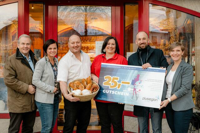 Von links: Bürgermeister Köstendorf Wolfgang Wagner, Bürgermeisterin Straßwalchen Tanja Kreer, Wolfgang Vogl mit Gattin Ines Pollstätter von der Bäckerei Vogl, Bürgermeister David Egger und Geschäftsführerin der Plusregion Elisabeth Thaler. | Foto: Monika Helminger